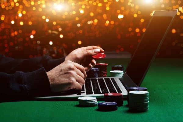Người dùng Việt Nam xem tỷ lệ kèo bóng đá trên ứng dụng 140